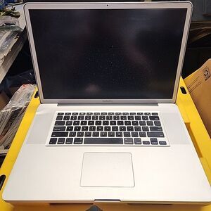 Apple Macbook Pro 17" A1297 500gb HDD 8gb Ram